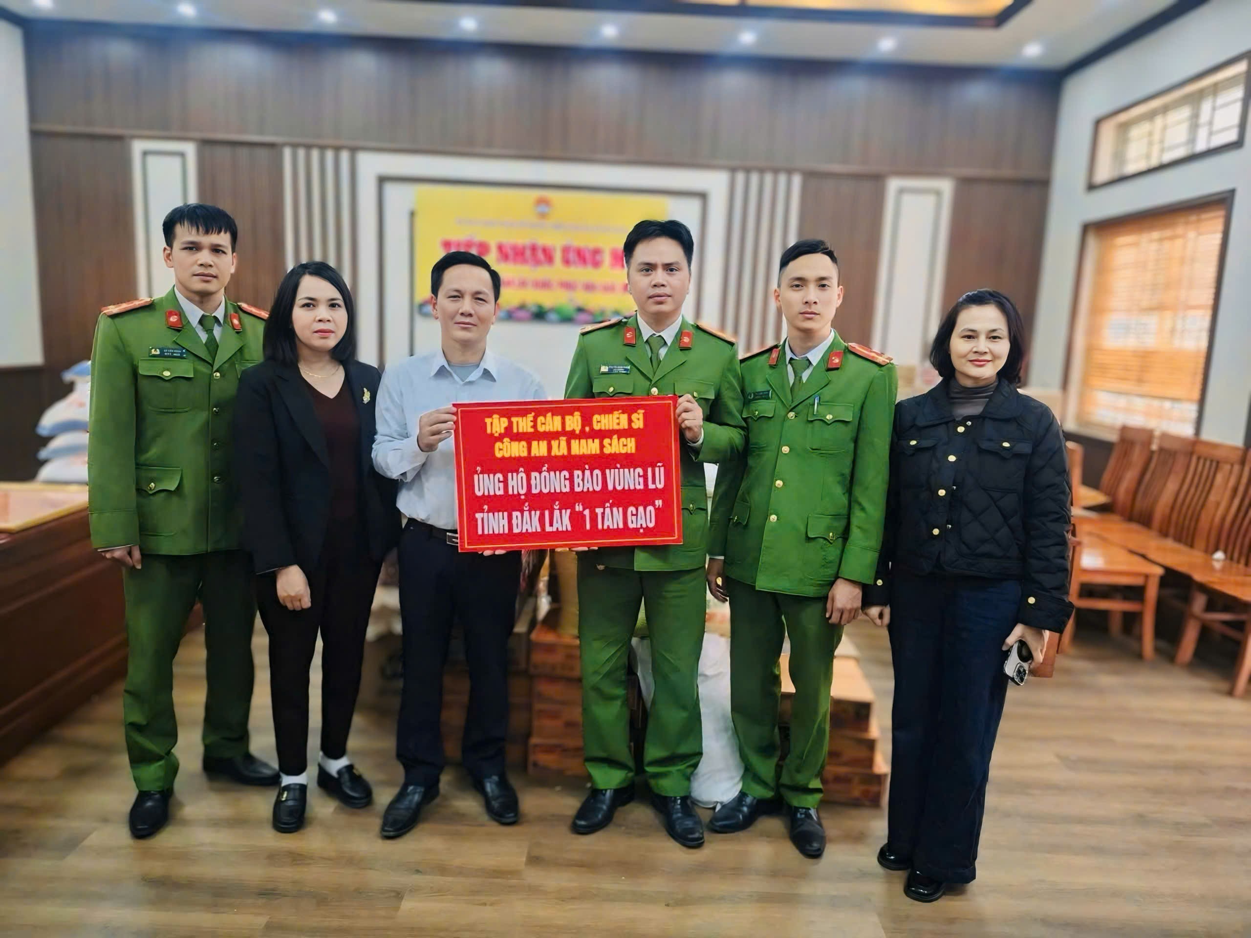 Công an xã Nam Sách ủng hộ 1 tấn gạo giúp đồng bào tỉnh Đắk Lắk vượt qua thiên tai